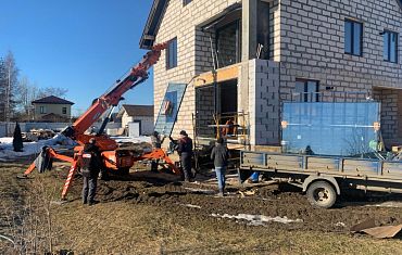 Мини-кран и вакуумный захват Арлифт на остеклении коттеджа в Ленобласти